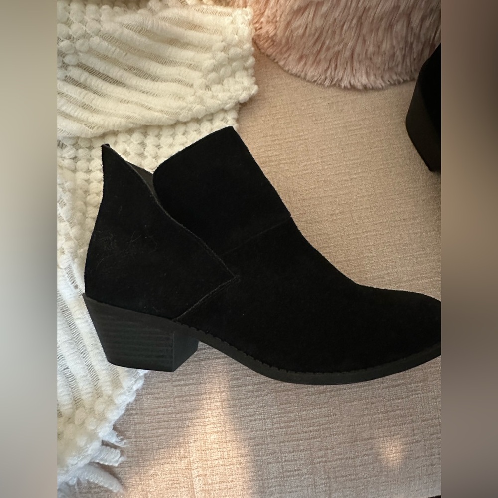 Me Too Zena ankle bootie